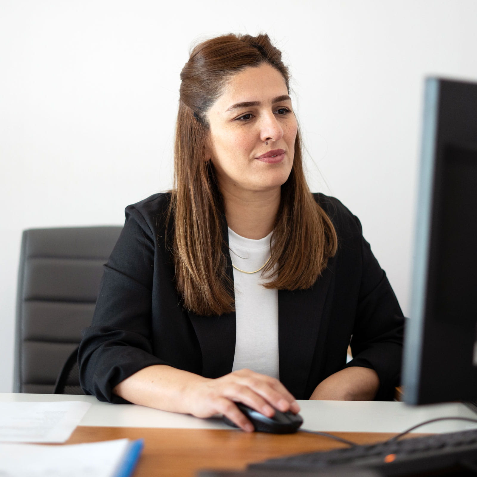 woman using unum insights